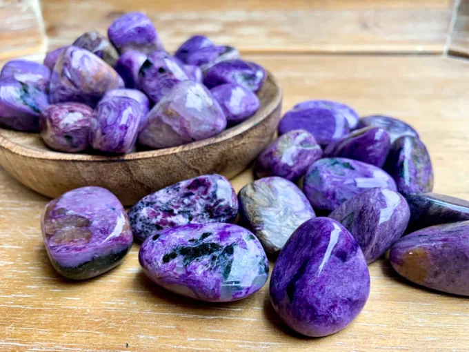 La Pierre Charoïte Naturelle